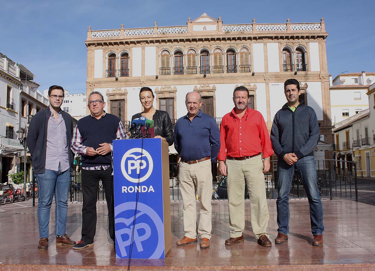 Los alcaldes y la portavoz rondeña en la rueda de prensa ofrecida en la plaza del Socorro.