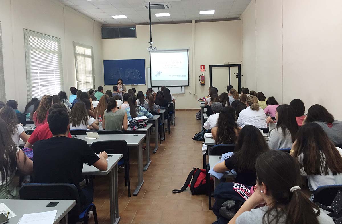 Estudiantes de Enfermería en una de las clases teóricas.