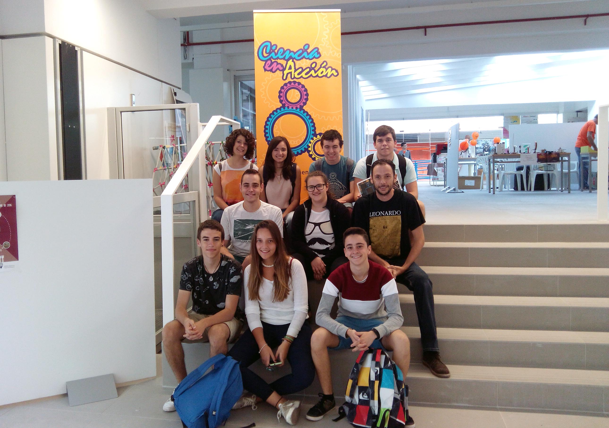 Los alumnos y el profesor en un descanso del concurso de investigación científica.