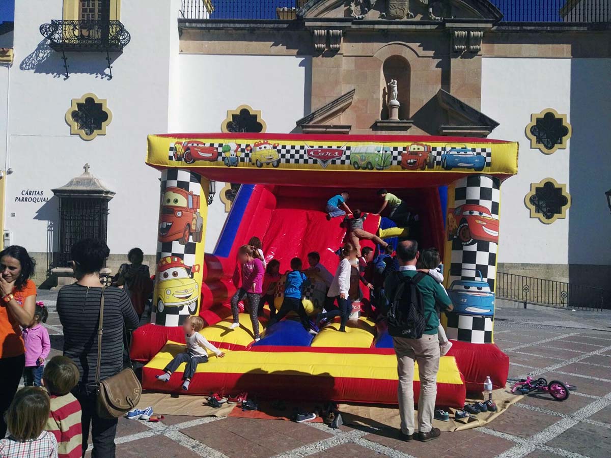 Se han instalado castillos hinchables y se ha contado con magos y payasos.