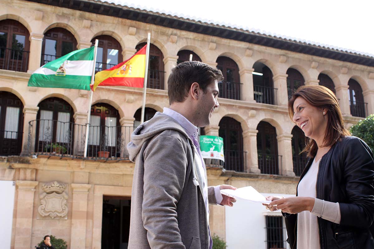 La alcaldesa de Ronda y el concejal de Personal en las puertas del Ayuntamiento.