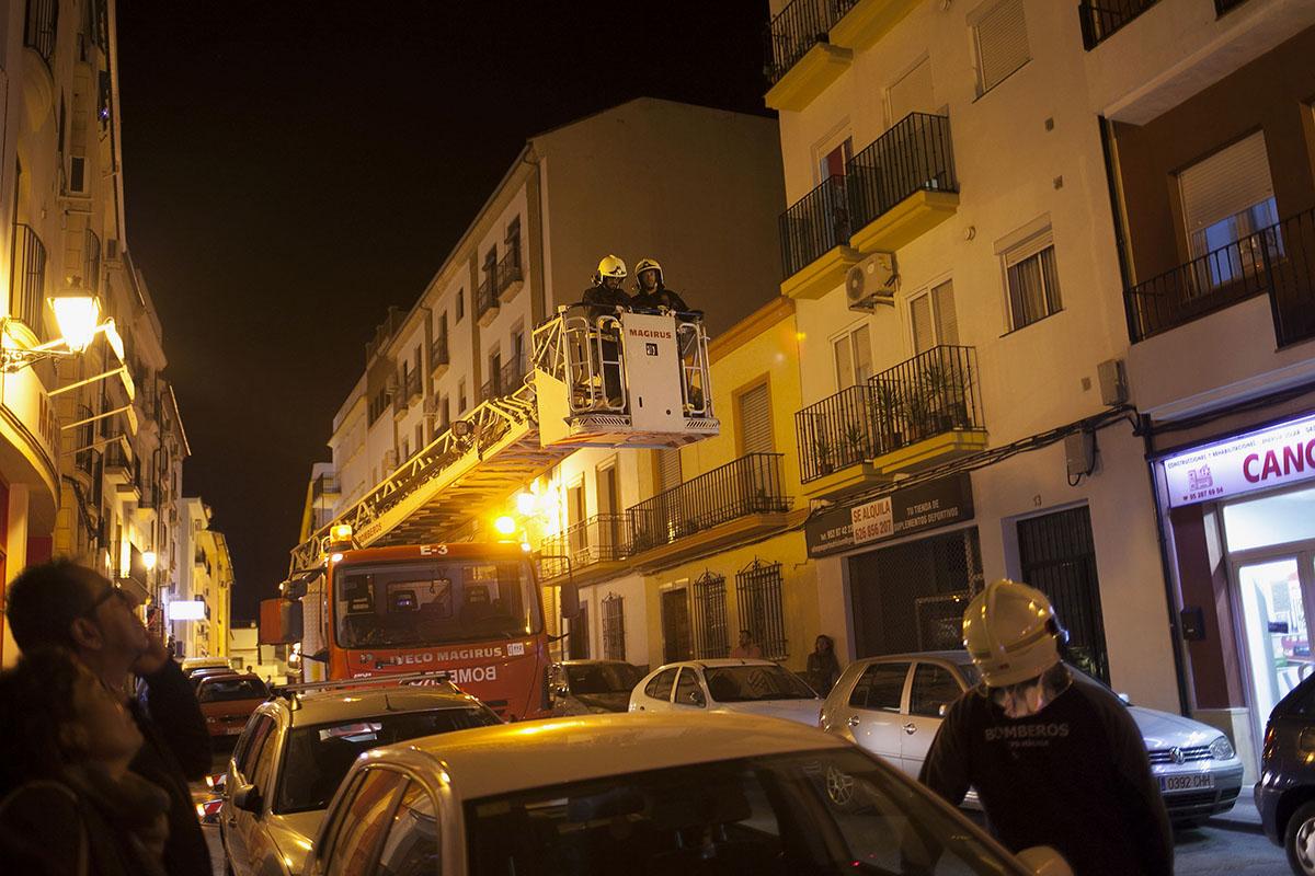 Los bomberos tuvieron que asegurar parte de la fachada de un edificio de calle Tabares.