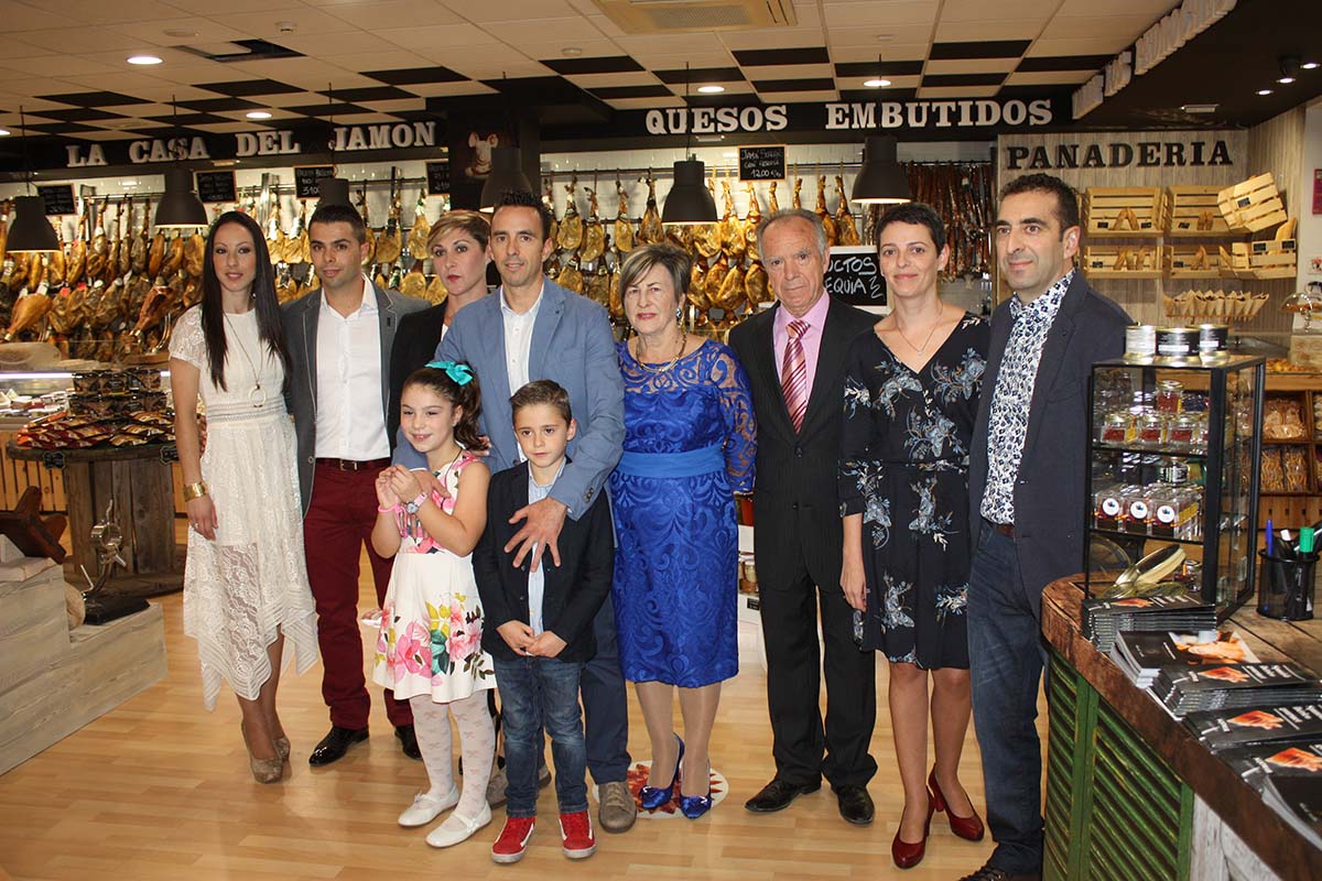 La familia Corbacho al completo en el momento de la inauguración del local.
