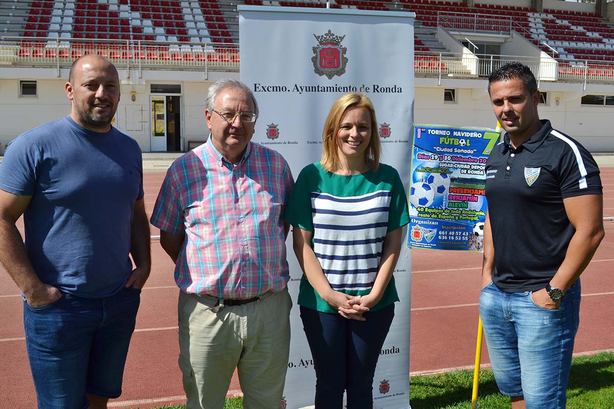 Responsables de la cantera de CD Ronda, la concejal de Deportes y un miembro de Bancosol.
