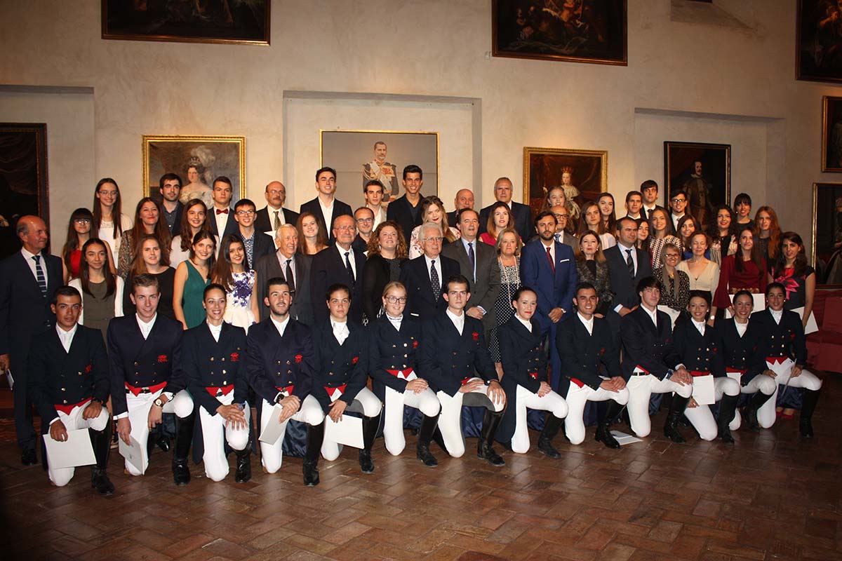 Todos los alumnos premiados o distinguidos, junto a autoridades y miembros de la Maestranza.