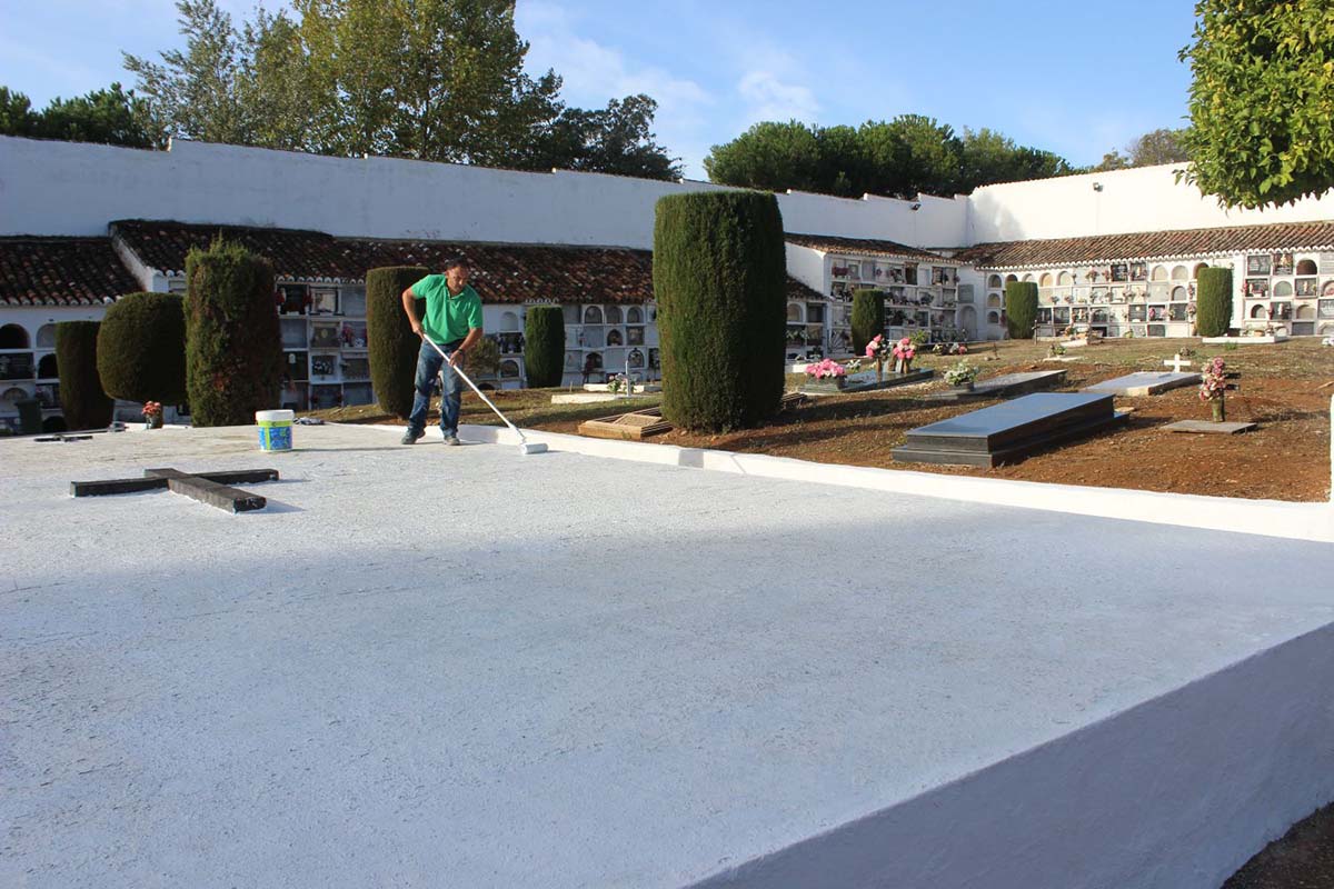 Durante los días previos se realizan tareas de limpieza en el camposanto rondeño. Imagen de archivo.