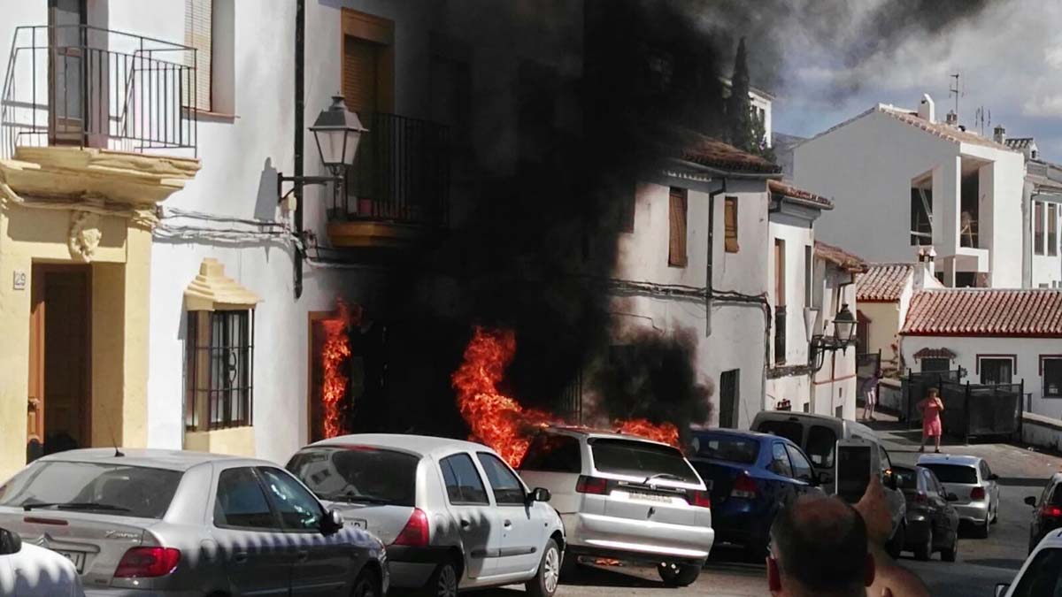 El coche ha prendido en llamas de forma rápida en la calle Puya. Fotos CPB.