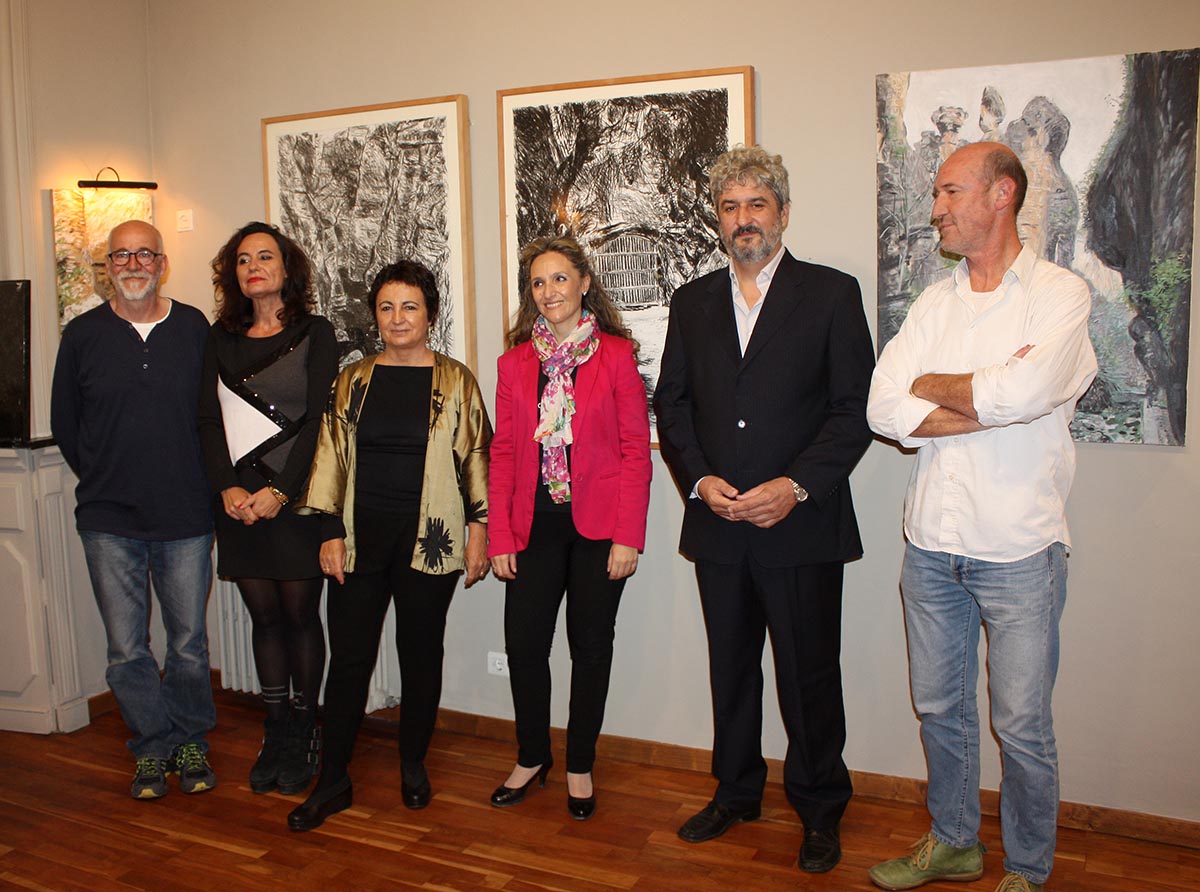 El artista, junto a la concejal y los responsables de La Esquina del Polo.
