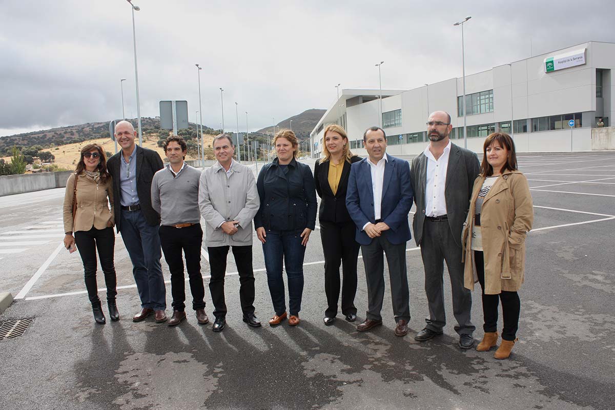 Los responsables de la Junta junto a directivos del hospital y la alcaldesa.