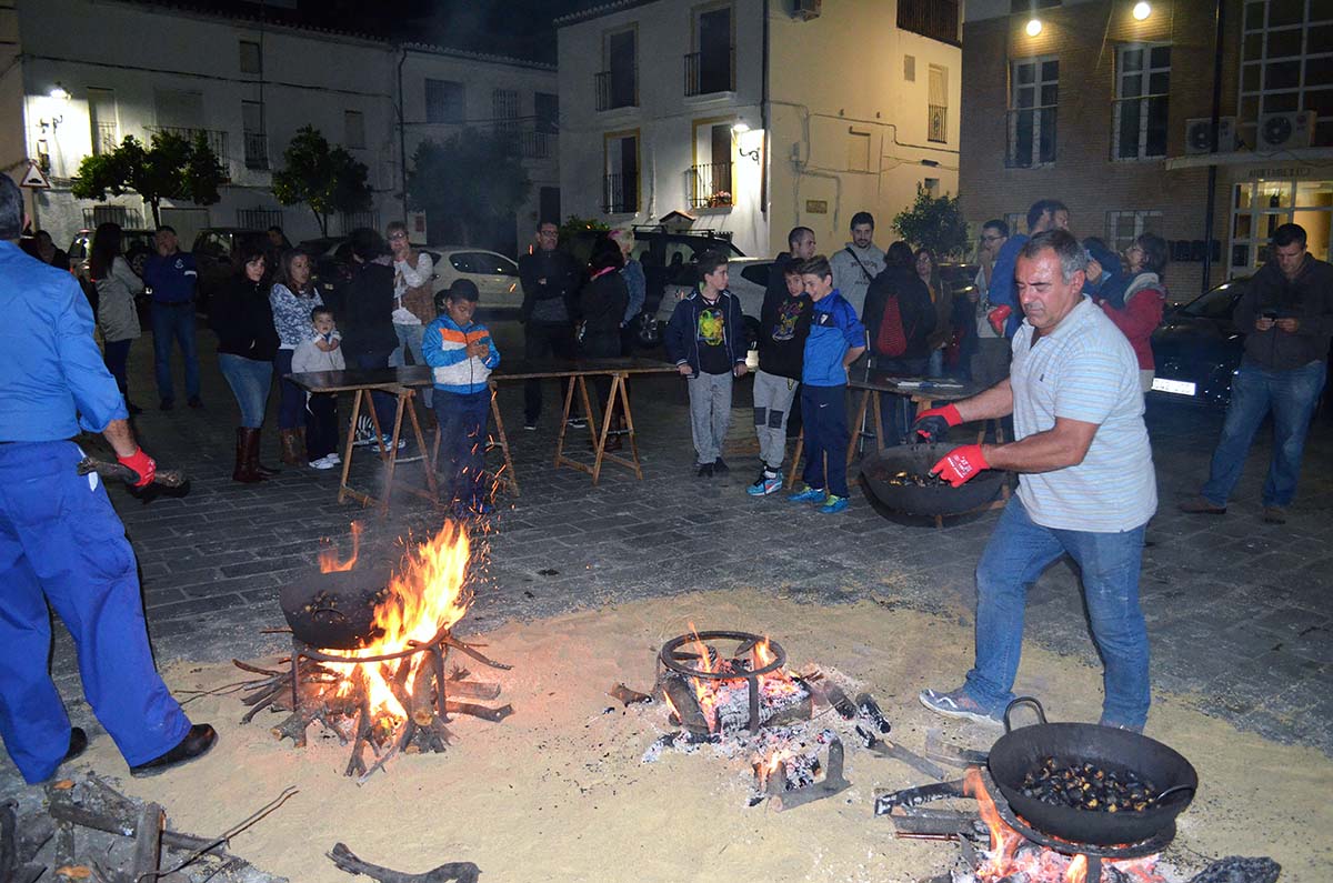 Todos los vecinos del pueblo participan en el desarrollo del tostón de castañas.