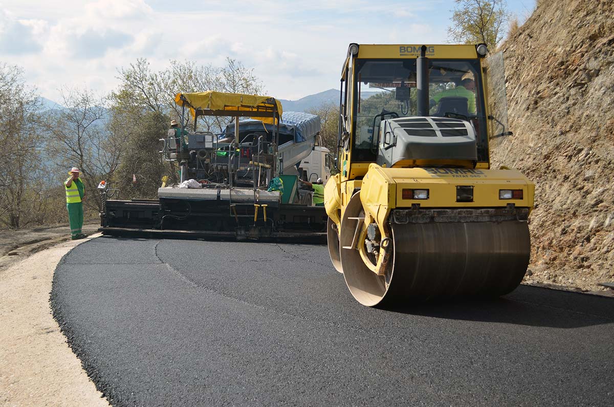Trabajos de mejora en las carreteras de la Serranía.