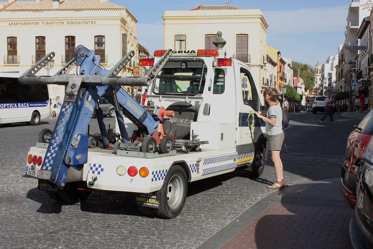La Grúa Municipal actuando en las calles de Ronda.