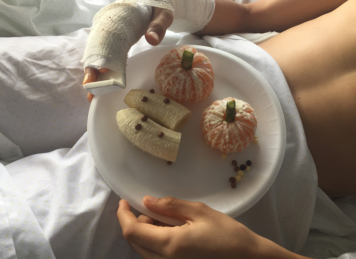 Un plato especial de frutas con fantasmas de plátano y calabazas de naranja.