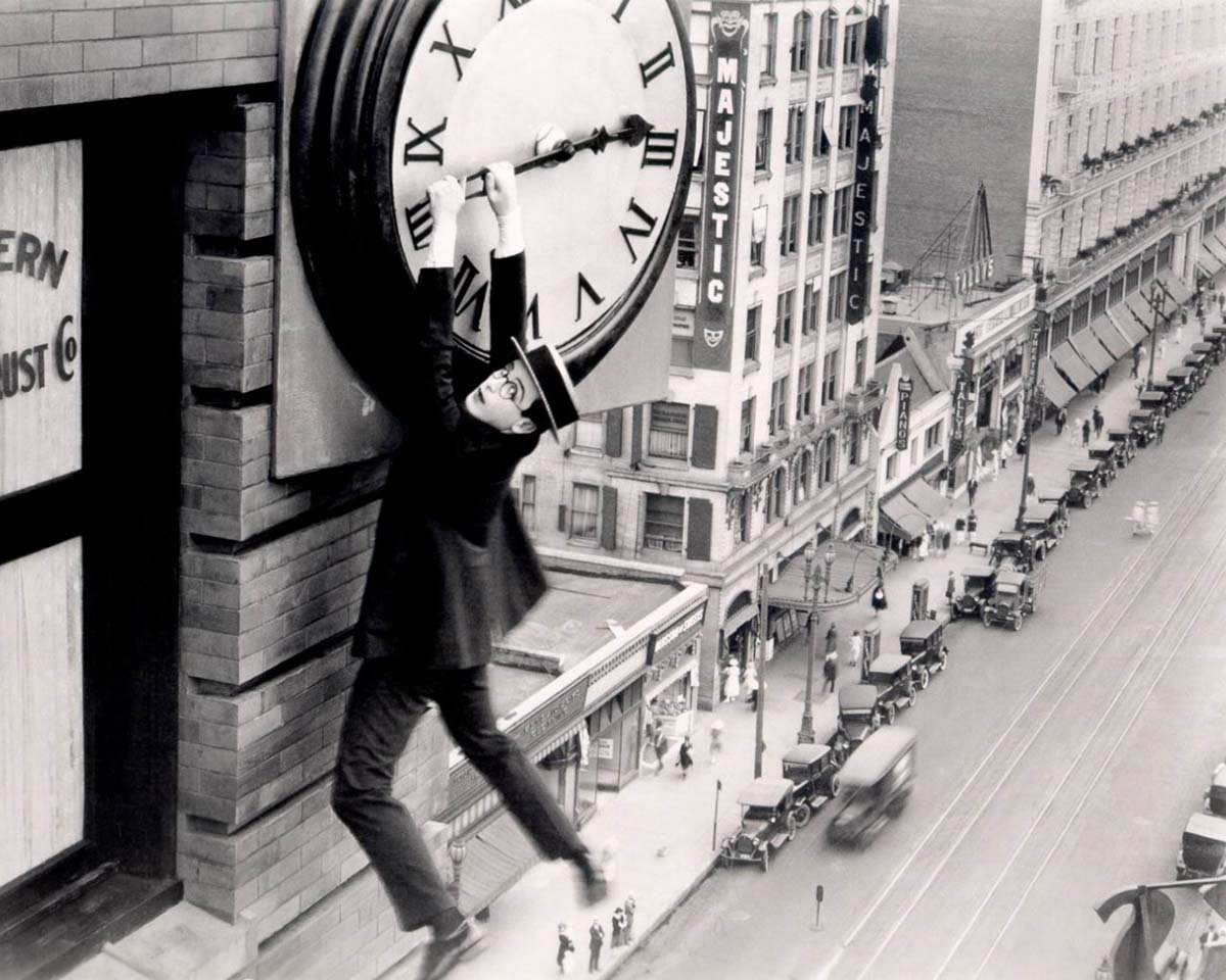 Fotograma de la película “El hombre mosca” (1923) con Harold Lloyd.