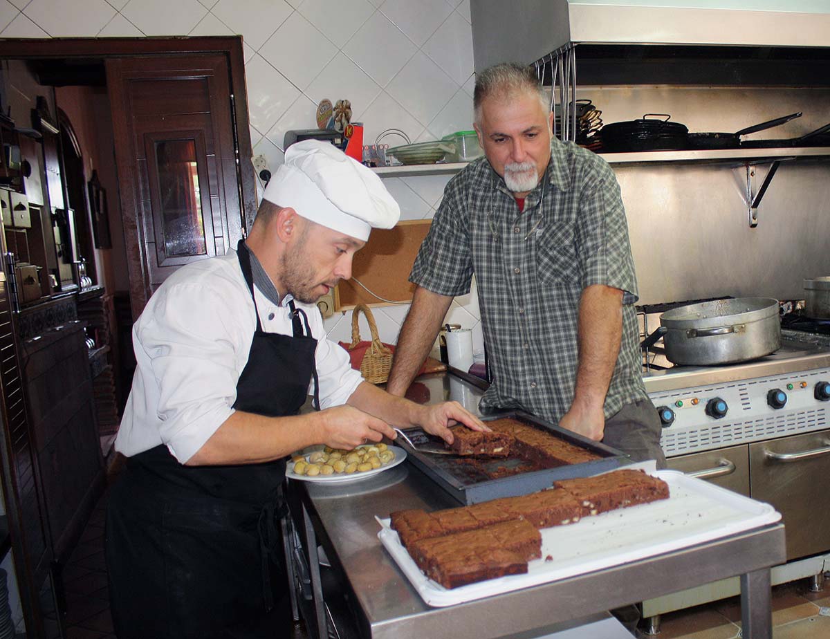 Los preparativos en la cocina del Restaurante El Sur ya han comenzado.