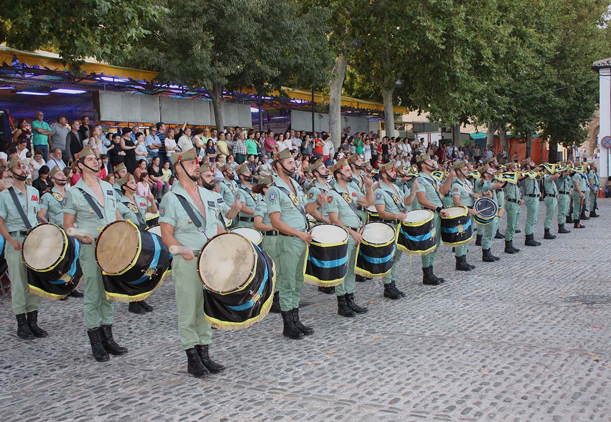 Numerosos vecinos han presenciado la formación militar en el Ruedo Alameda.