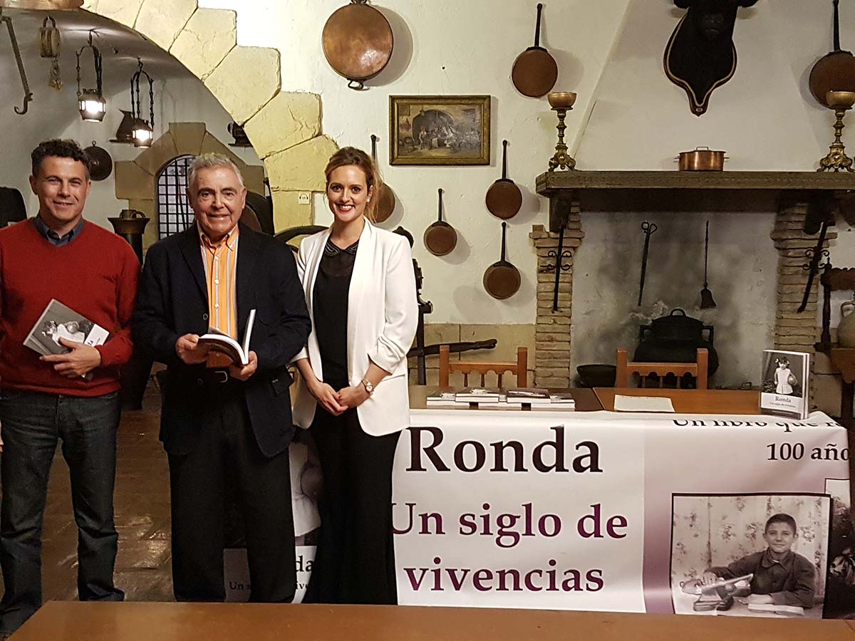 La autora del libro, junto al director del museo y el fotógrafo rondeño.