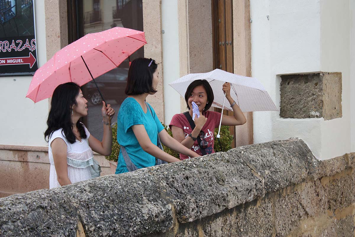 Turistas orientales en el Puente Nuevo de Ronda.