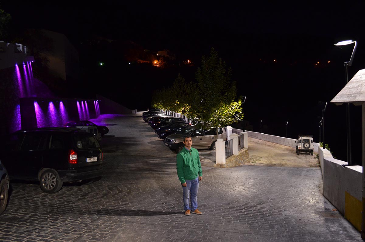 El alcalde muestra la nueva iluminación del parking del pueblo.