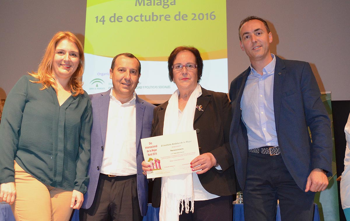 La homenajeada en el centro, junto a responsables de la Junta en Málaga.