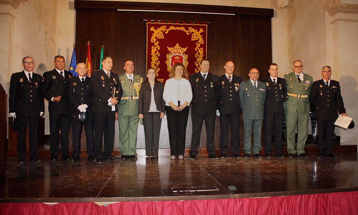 Las autoridades junto a los policías y mandos galardonados.