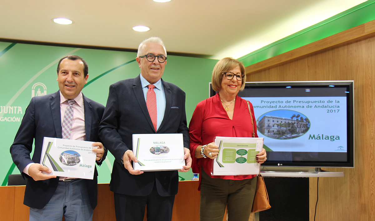 Los dos consejeros de la Junta (derecha) y el delegado del Gobierno en Málaga (izquierda), han presentado los presupuestos.