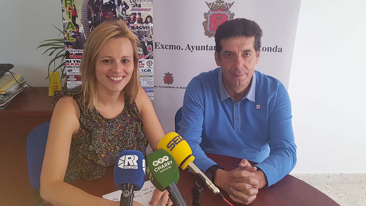 La concejal de Deportes y el responsable de Trial de Moto-Club Ronda.