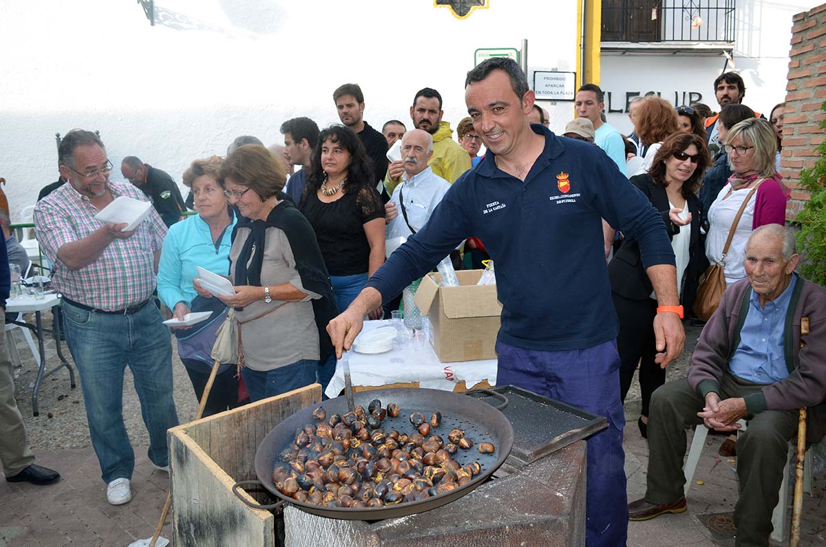 Pujerra recibe a una multitud de visitantes en la Fiesta de la Castaña.