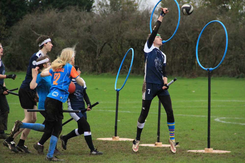 Jóvenes deportistas jugando al Quidditch.