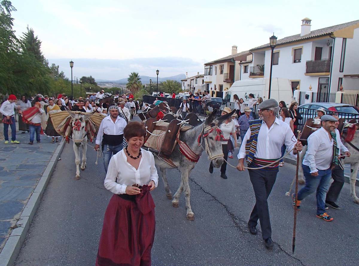 Los participantes en la reata arriera a su paso por La Cuadra.