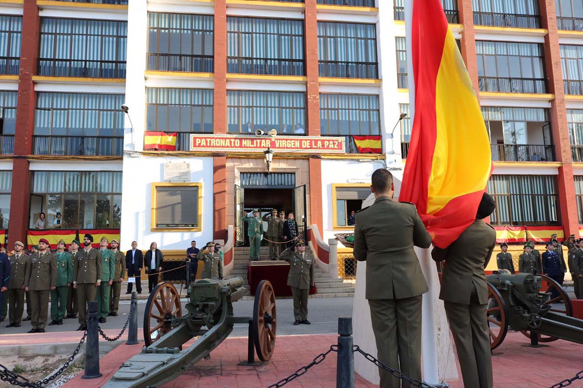 Se ha realizado una formación en el patio de este centro de formación de futuros militares.