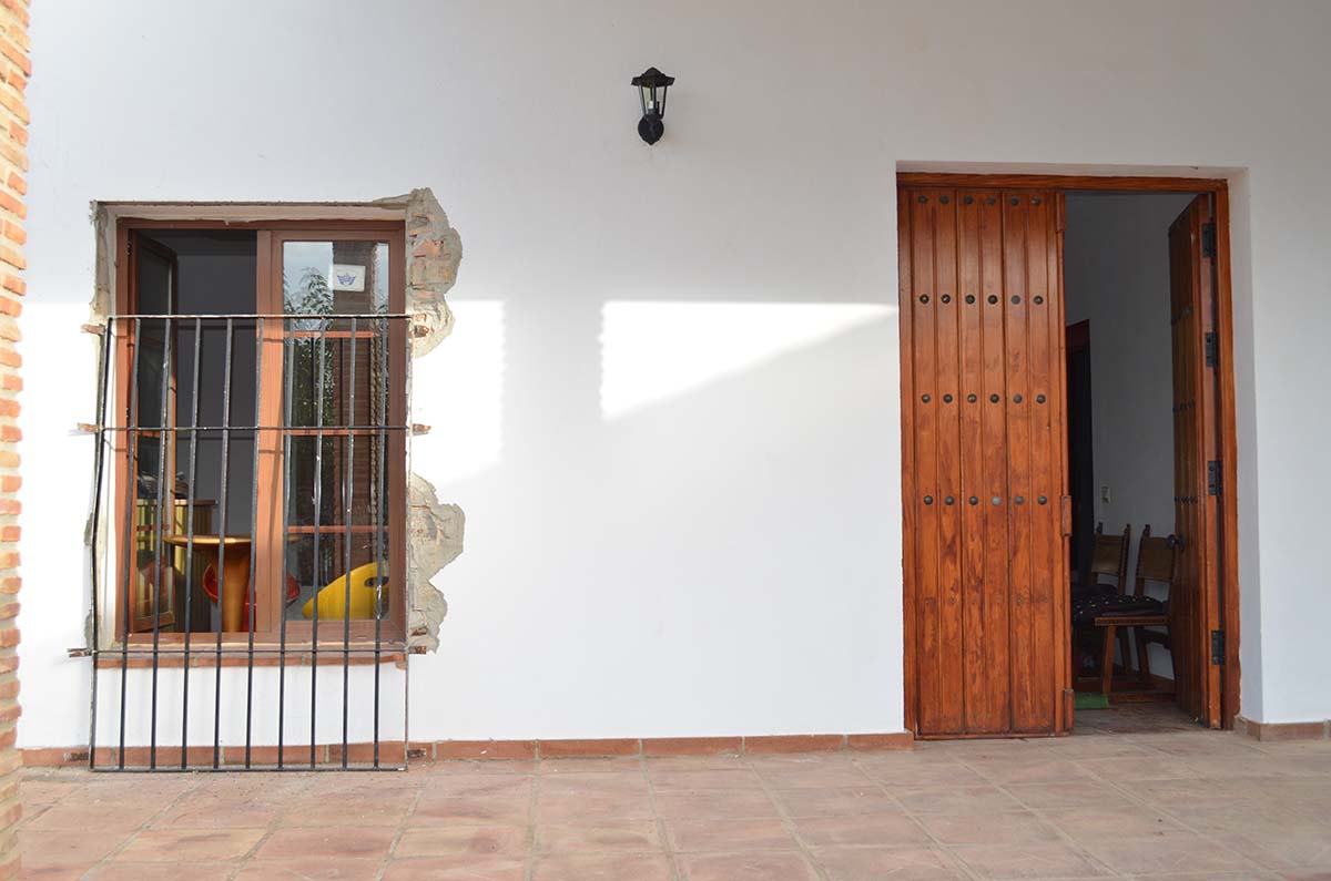 En algunos inmuebles han arrancado las rejas para acceder al interior.