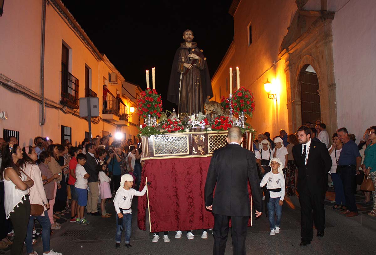 Procesión de San Francisco por las calles de 'El Barrio'.