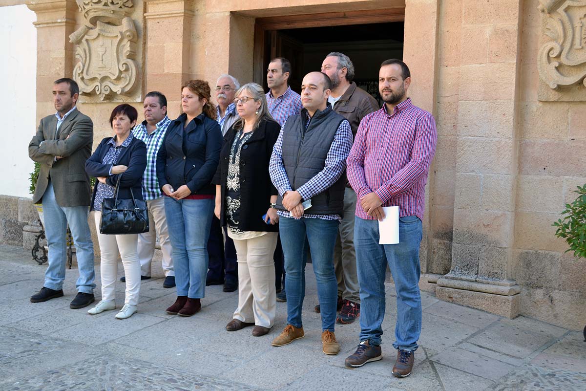Responsables de la Corporación municipal y ciudadanos en la concentración de este lunes.