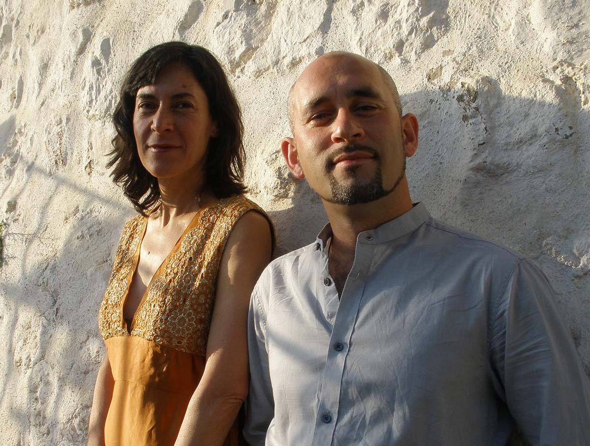 El dúo está formado por Francisca López (voz) y Paco Seco (guitarra y percusión).