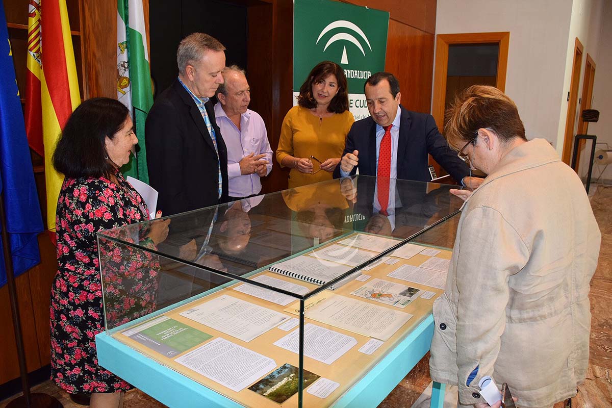 Momento de la inauguración de la muestra sobre la Sierra de las Nieves.