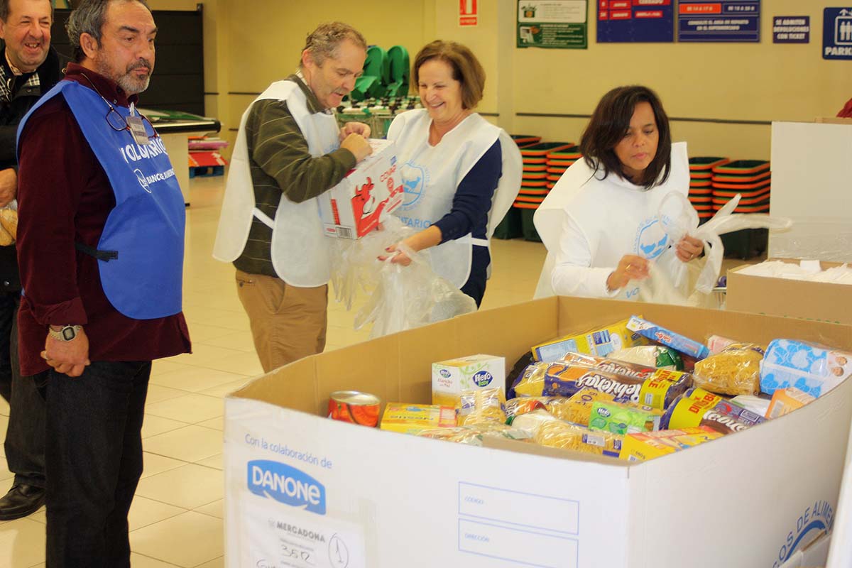 Voluntarios de Bancosol en la Gran Recogida de Alimentos en una edición anterior.