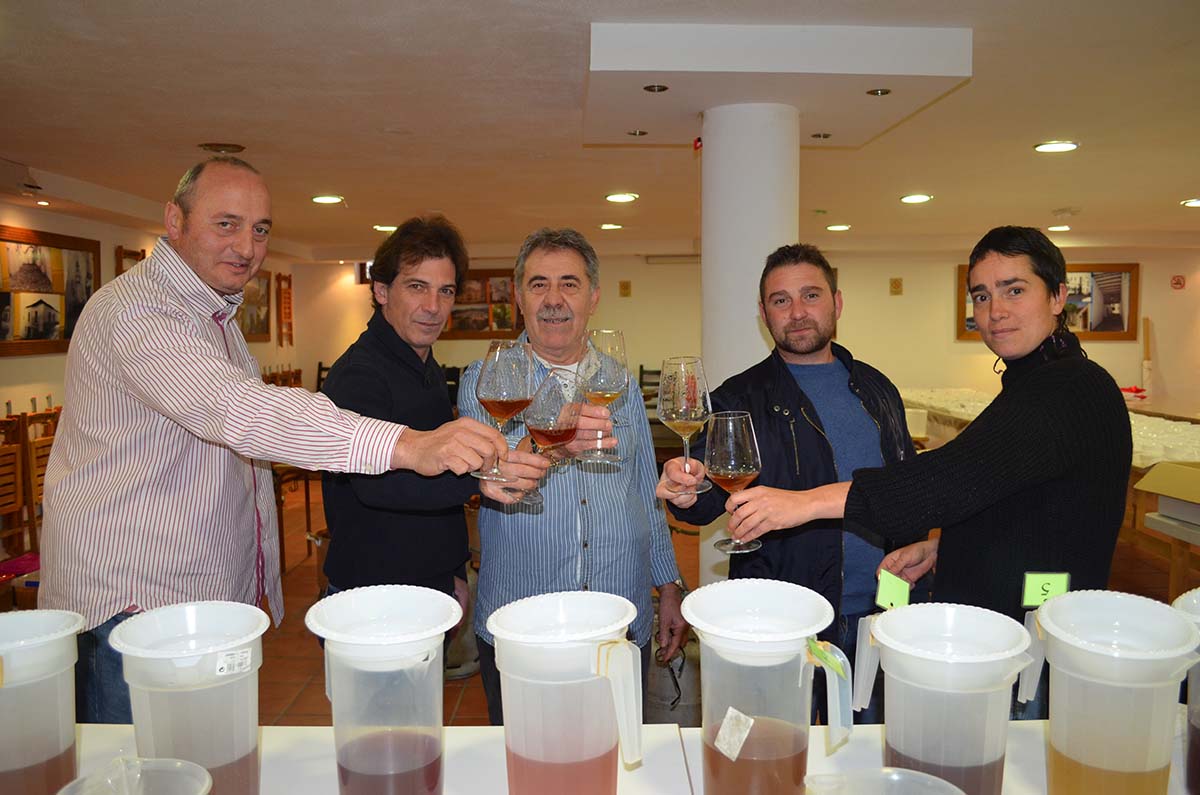 Los organizadores con los distintos tipos de mosto.