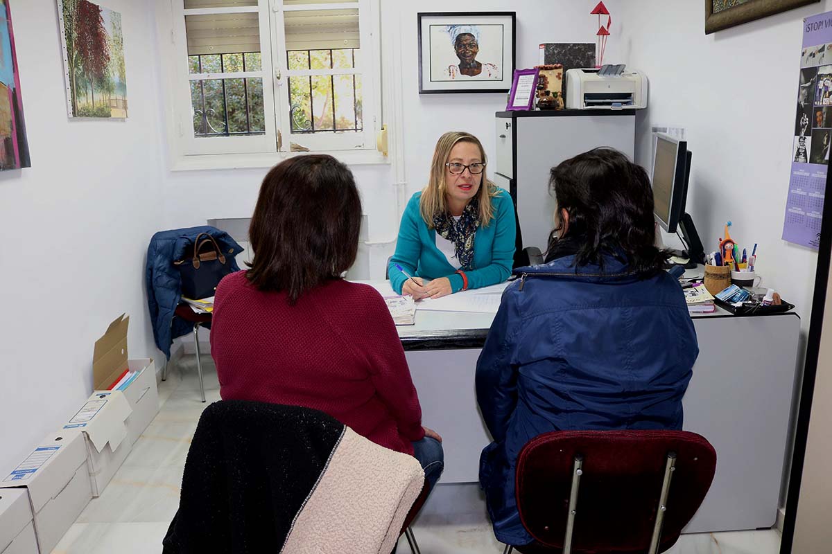 Mujeres realizando una consulta en el Centro de Información a la Mujer de Ronda.