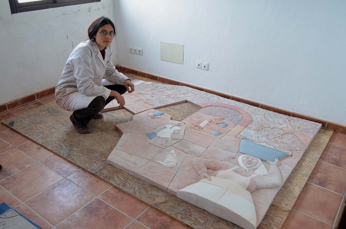La ceramista está realizando un gran mural que será colocado en los antiguos lavaderos públicos.