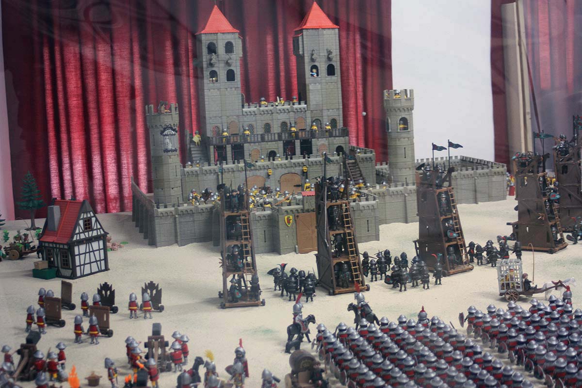 Cerca de 4.000 figuras en distintos dioramas harán las delicias de los pequeños rondeños.