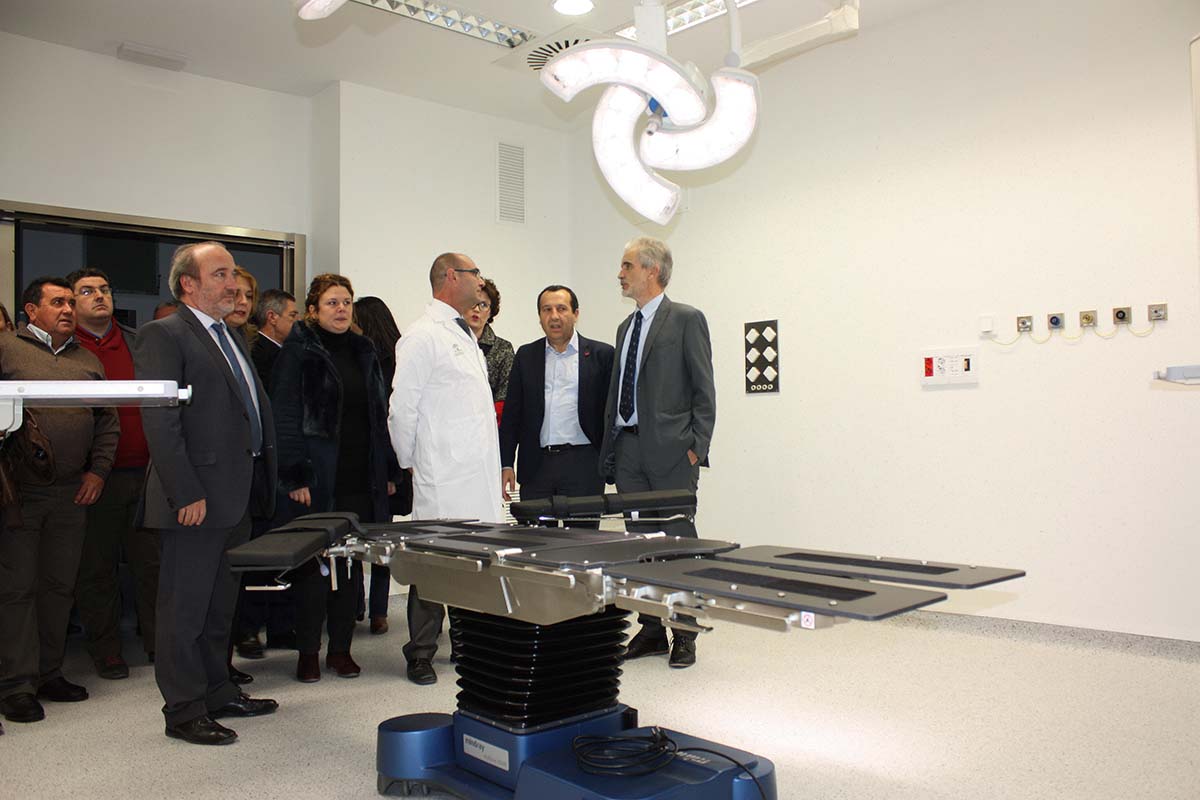 El consejero de Salud, a la derecha de la imagen, en una de las salas de Quirófanos.
