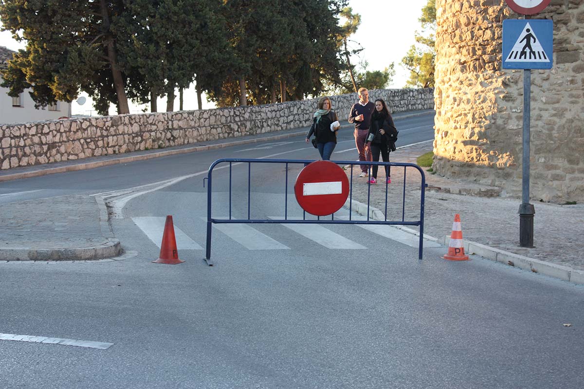 Este lunes ha estado cortada la calle Arminán por trabajos de pintura de marcas viales.