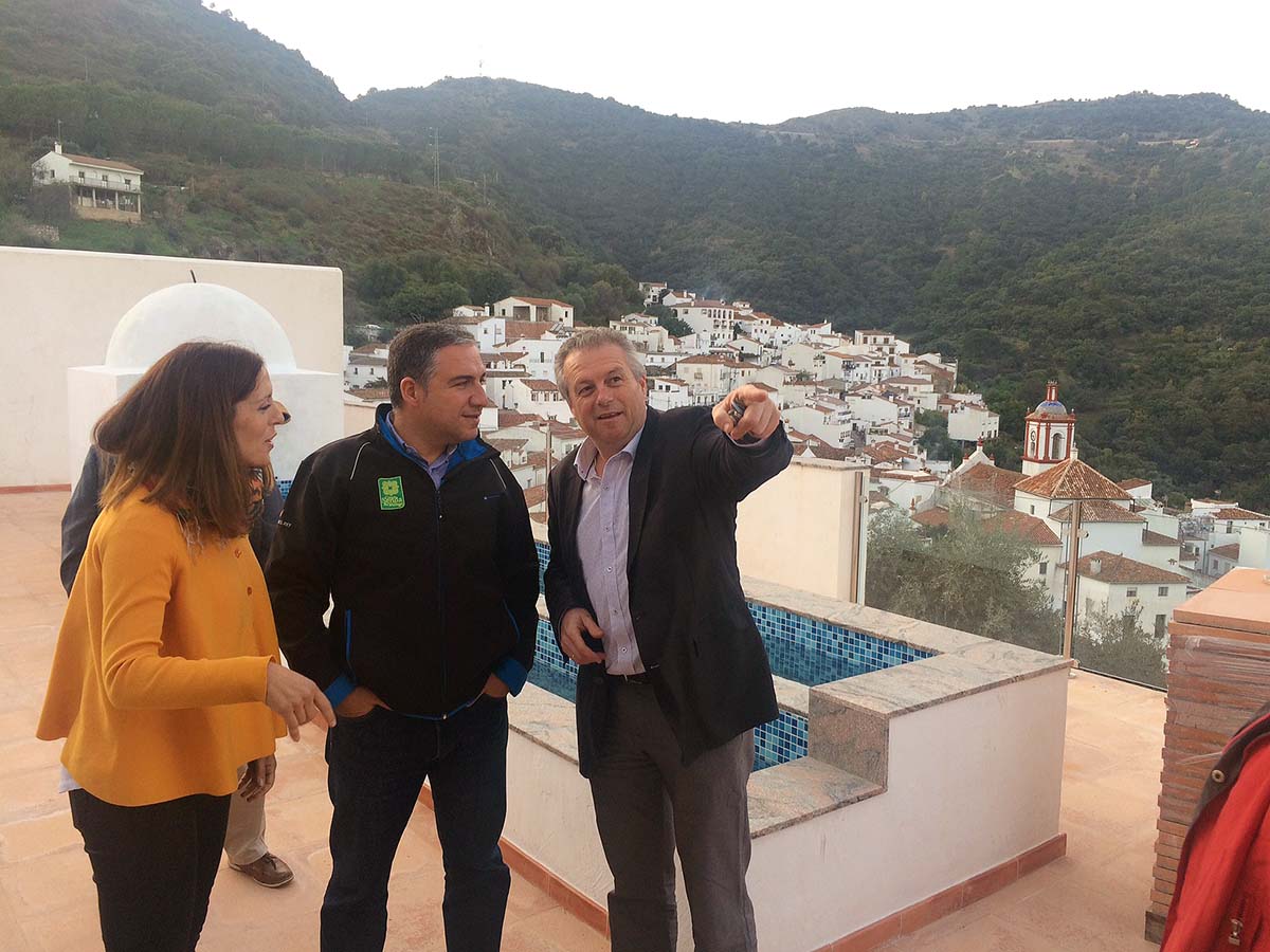 El presidente de la Diputación junto a una diputada y el alcalde de Benarrabá en este pueblo serrano.