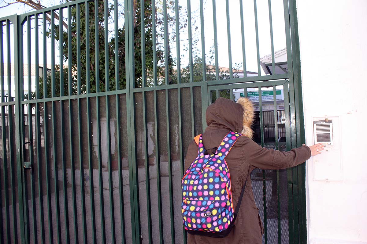 Una alumna, completamente forrada de ropa, en la puerta del instituto Gonzalo Huesa.