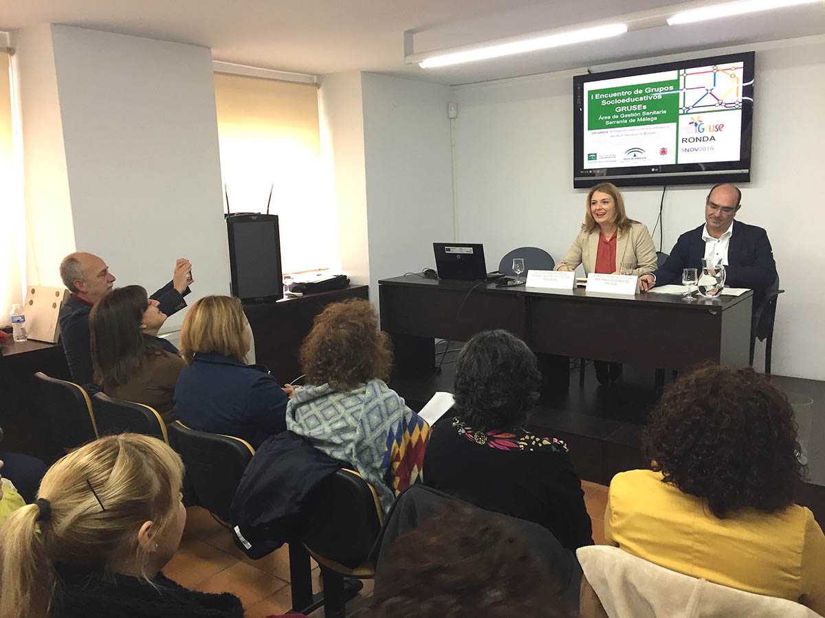 La delegada territorial de salud y el director del área sanitaria en la apertura de la jornada.
