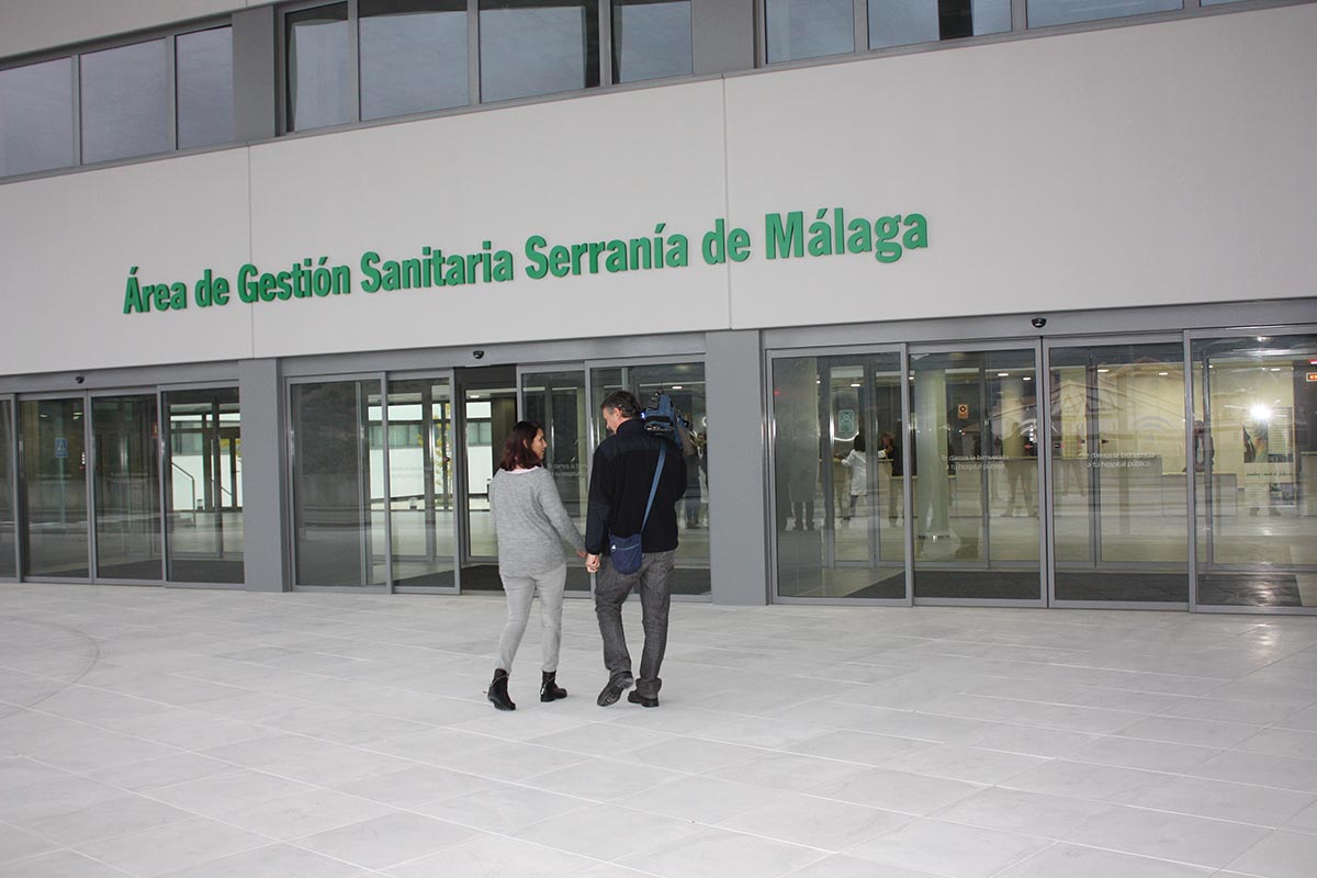 El rótulo con el nombre Serranía de Málaga aparece en la entrada principal del nuevo hospital.