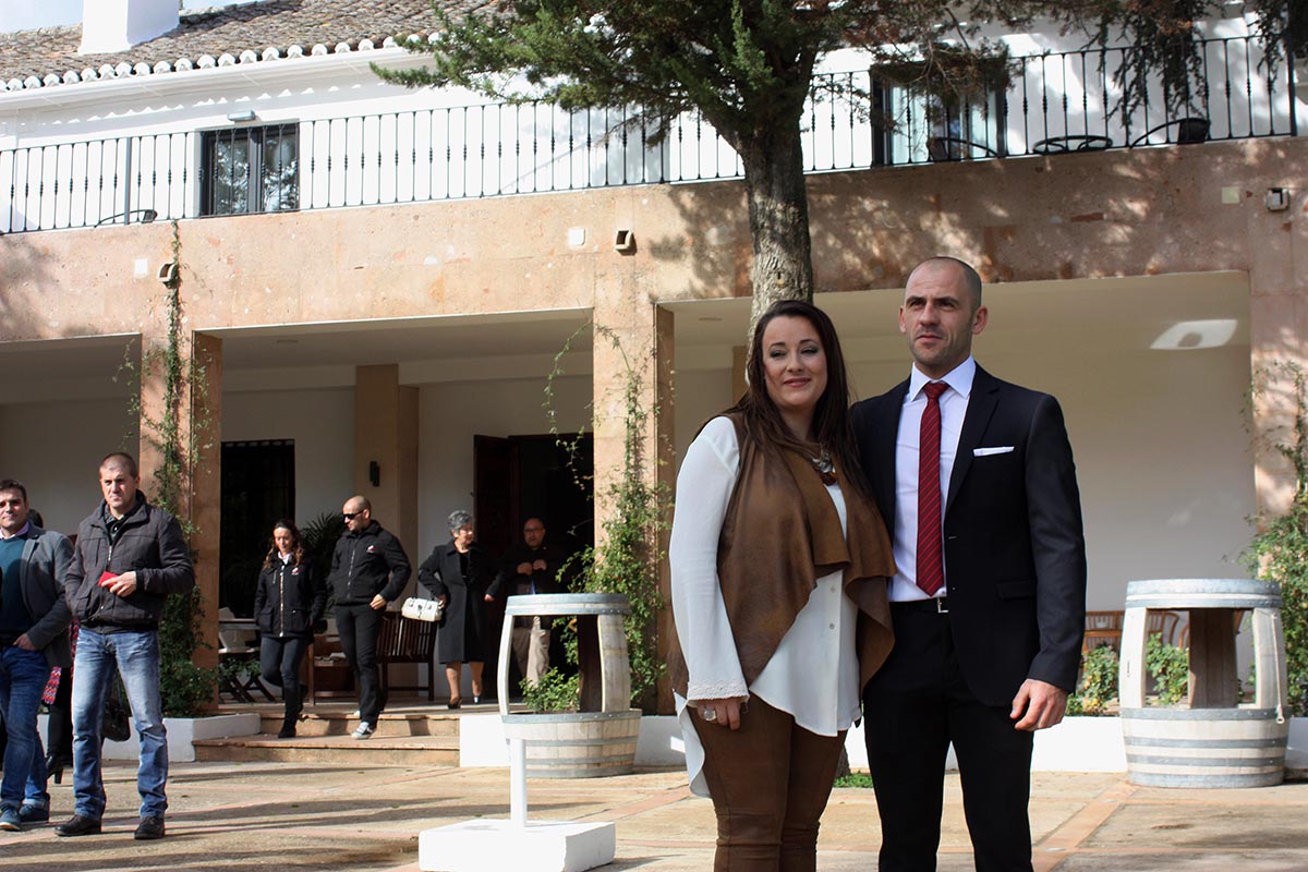 Los dos jóvenes empresarios rondeños en los jardines del hotel.