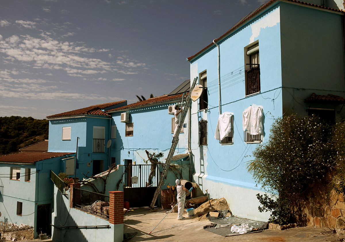 Durante estos días se están intensificando los trabajos de pintura azul en el pueblo.