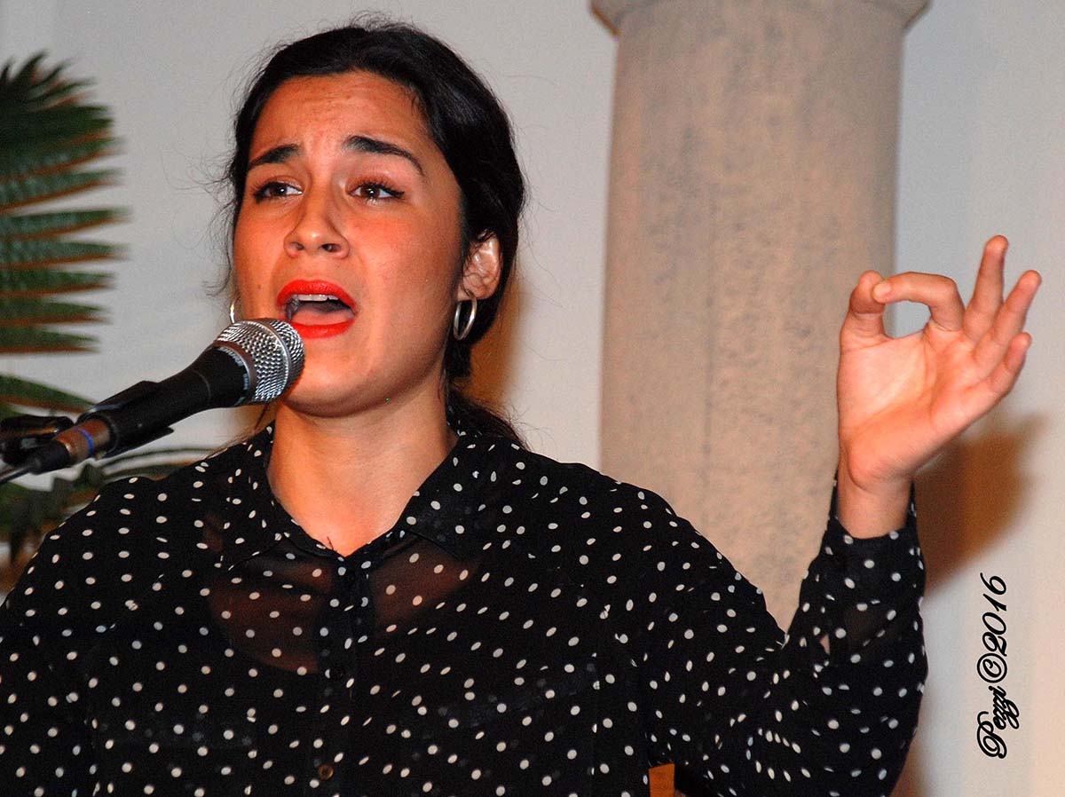 ´FlaLa joven cantaora Laura Marchal en un momento de su actuación en la Peña Flamenca de Ronda. Foto Pezzi.